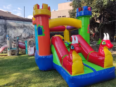 Alquiler del inflable Dragones Rojos instalado en jardín