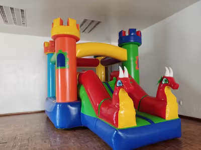 Alquiler del inflable Dragones Rojos instalado en jardín