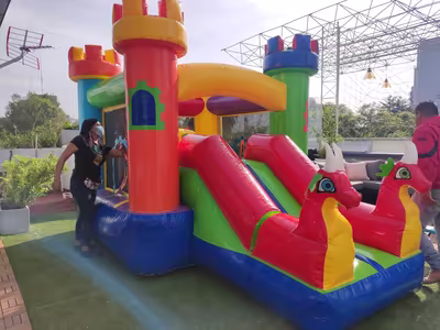 Inflable temático de dragones para fiestas en CDMX