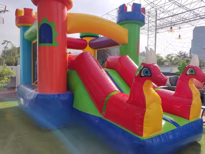 Renta del inflable Dragones Rojos en CDMX, montado en jardín