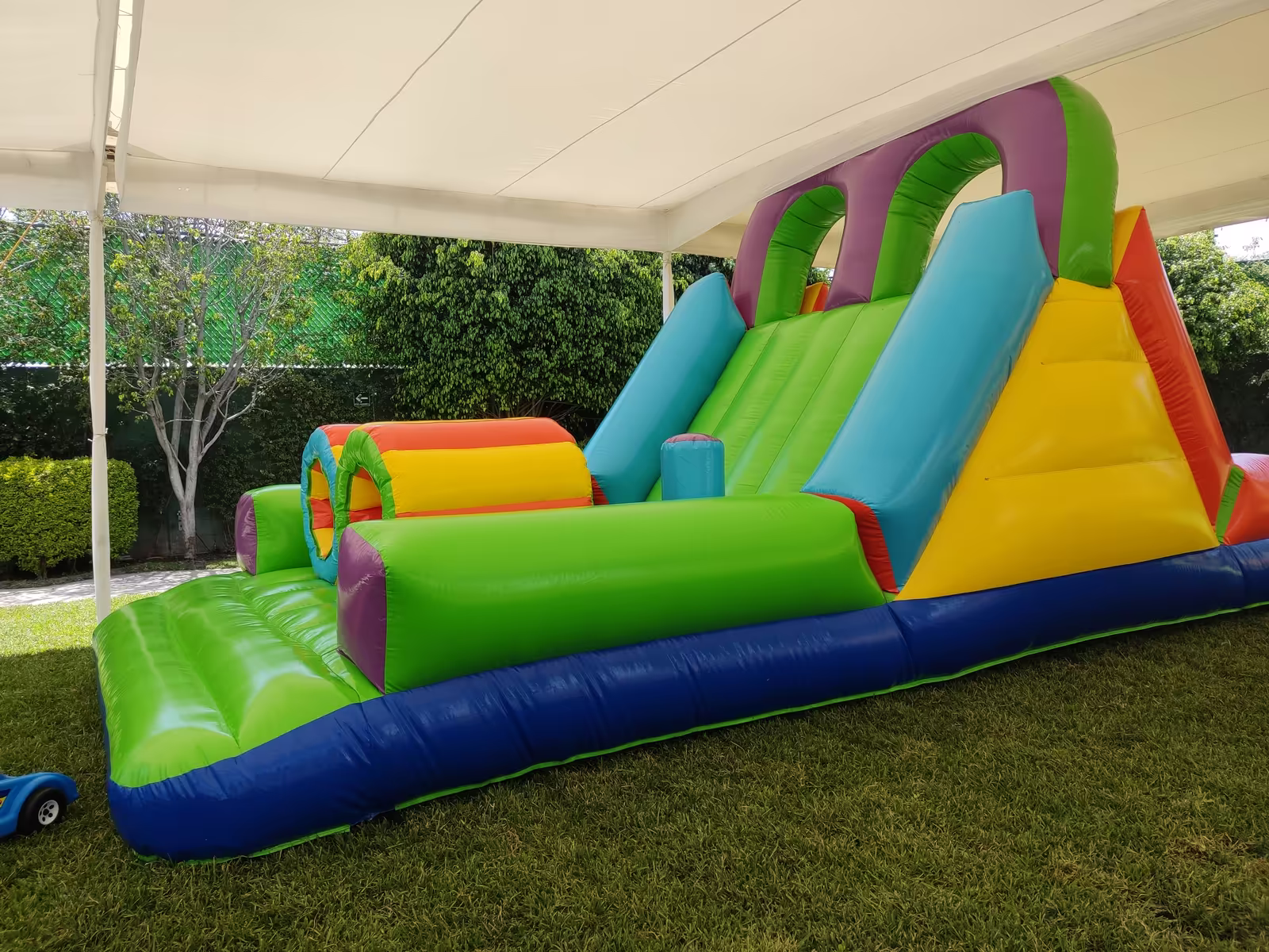 Alquiler del inflable Extrem en jardín grande