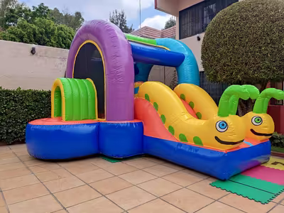 Brincolín Gusanitos en fiesta infantil en CDMX
