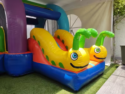 Inflable Gusanitos para grupos grandes de niños