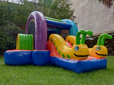 Inflable mediano Gusanitos, el de mayor superficie de brinco