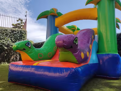Inflable de selva con palmeras para cumpleaños de niños