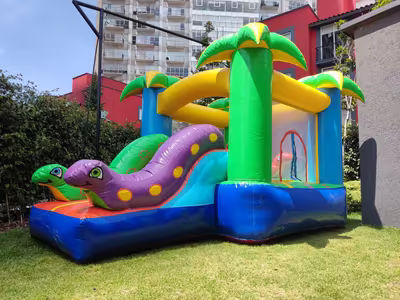 Inflable de selva con palmeras para cumpleaños de niños