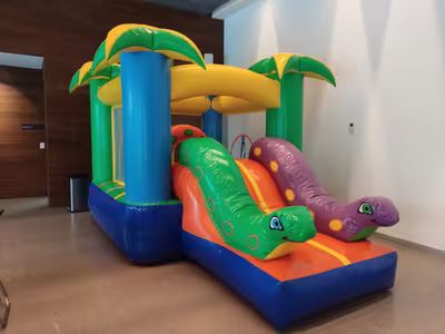 Inflable de selva con palmeras para cumpleaños de niños