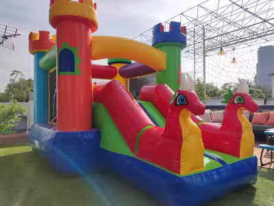 Evento corporativo familiar con inflable en CDMX