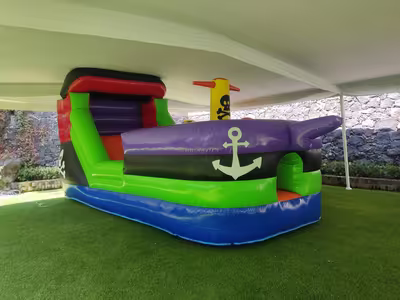 Evento corporativo familiar con inflable en CDMX