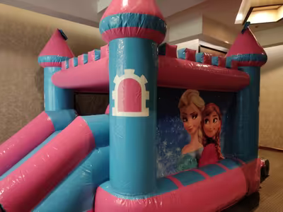 Evento corporativo familiar con inflable en CDMX