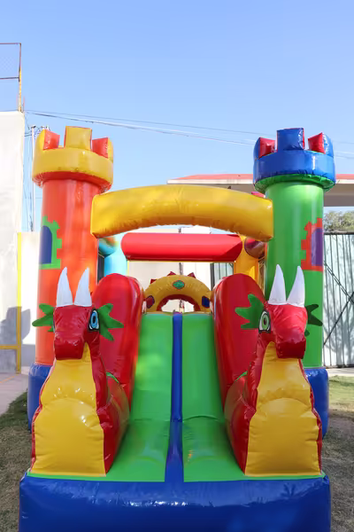 Evento infantil con inflable instalado en jardín en CDMX