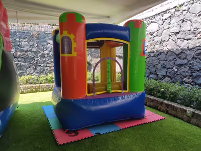 Evento infantil con inflable instalado en jardín en CDMX