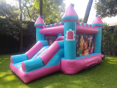 Evento infantil con inflable instalado en jardín en CDMX