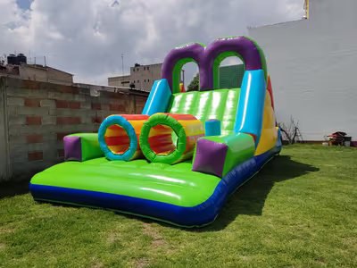 Evento infantil con inflable instalado en jardín en CDMX