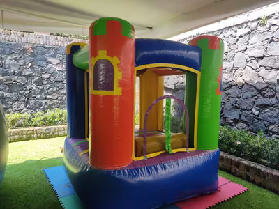 Fiesta infantil con inflable montado por DENFLAB en CDMX