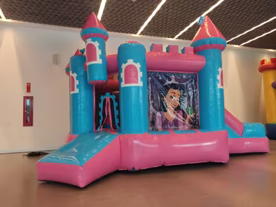Fiesta en jardín con inflable para niños en CDMX