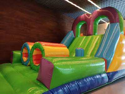 Fiesta en jardín con inflable para niños en CDMX